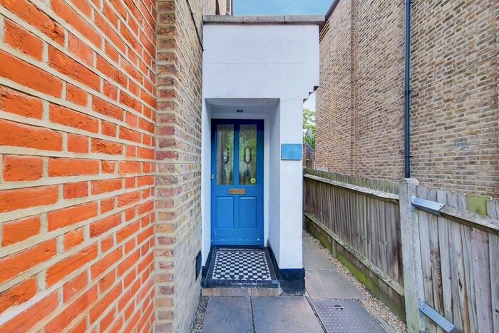 3 Bedroom Flat To Rent In Helena Road, Ealing, London, W5