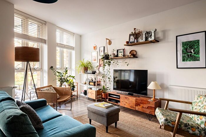 2 Bedroom Flat For Sale In Flat, Braid Court, London, E3