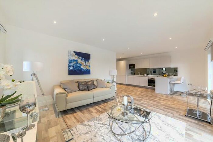 3 Bedroom Flat To Rent In Gunnersbury Avenue, Ealing, W5