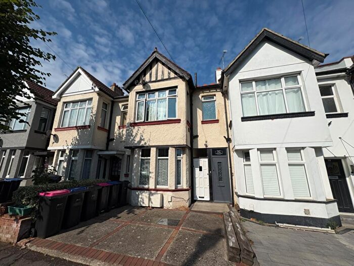 1 Bedroom Flat For Sale In Fairmead Avenue, Westcliff-On-Sea, Essex, SS0