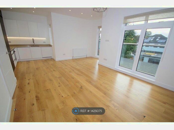 3 Bedroom Flat To Rent In Bow Lane, London, N12