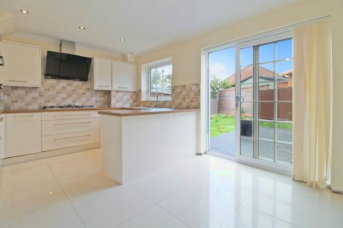 3 Bedroom Link Detached House To Rent In Church Close, Cliffe, Kent, ME3