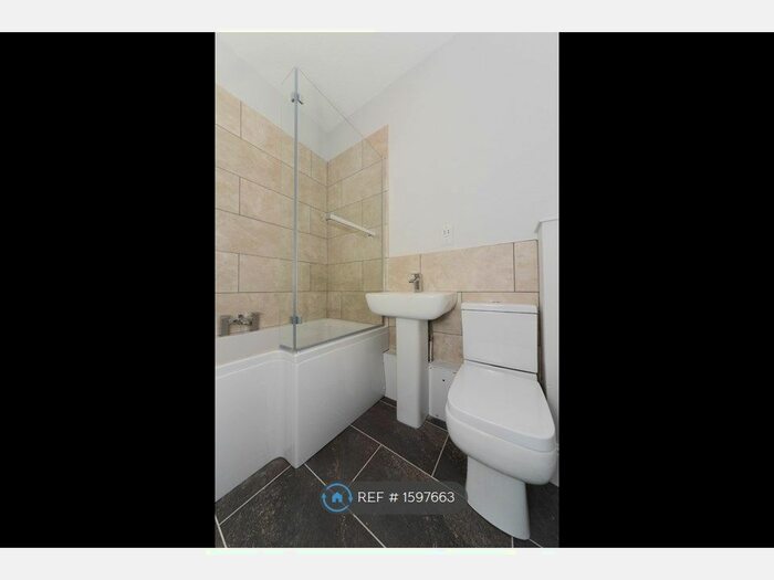 2 Bedroom Flat To Rent In Above High Street, New Forest, SO43