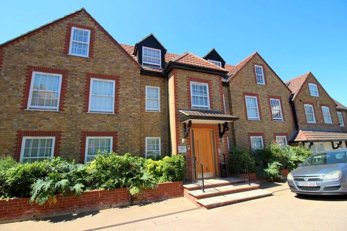 2 Bedroom Flat To Rent In Highfield Court, Highfield Road, Bushey, WD23