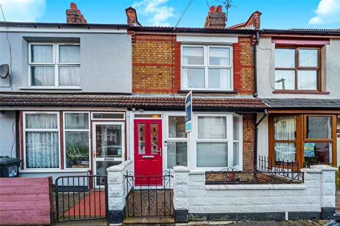 3 Bedroom Semi Detached House For Sale In Chester Road, Watford, Hertfordshire, WD18