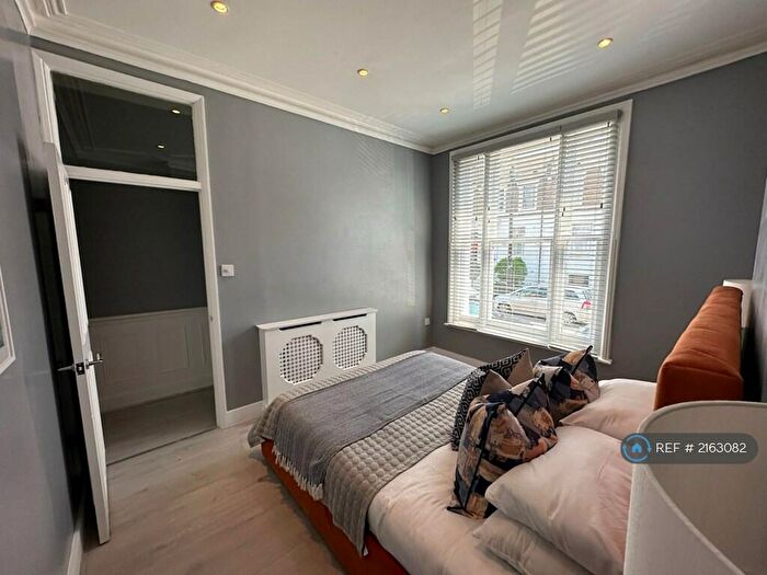 3 Bedroom Flat To Rent In Cressingham Road, London, SE13