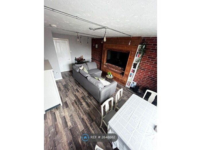 2 Bedroom Flat To Rent In Cotehele Drive, Paignton, TQ3