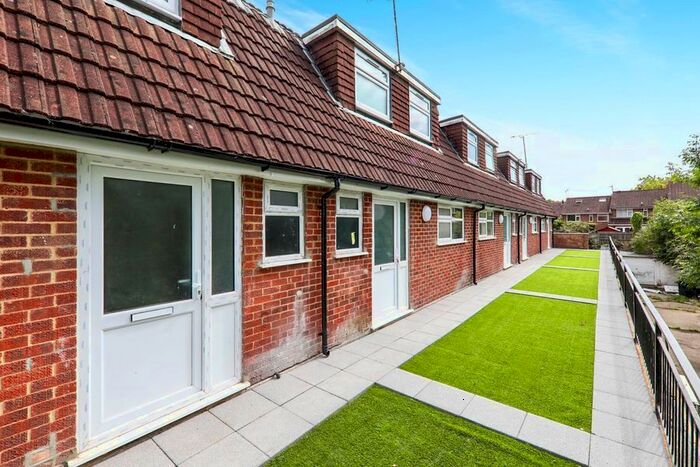 3 Bedroom Maisonette To Rent In Tudor Drive, Yateley, GU46