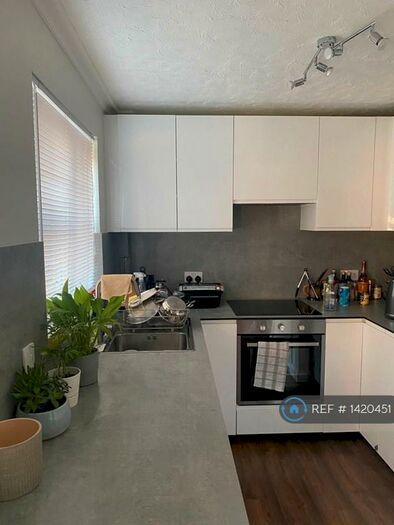 Studio To Rent In Lowry Court, London, SE16