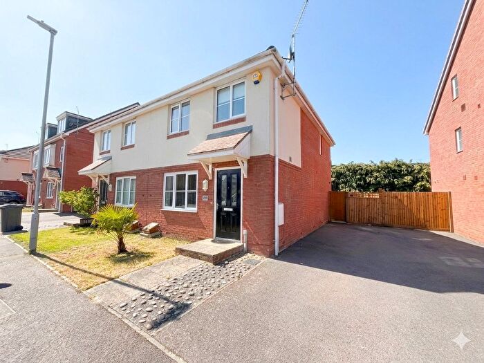 3 Bedroom Semi Detached House For Sale In Verde Close, Luton, Bedfordshire, LU2