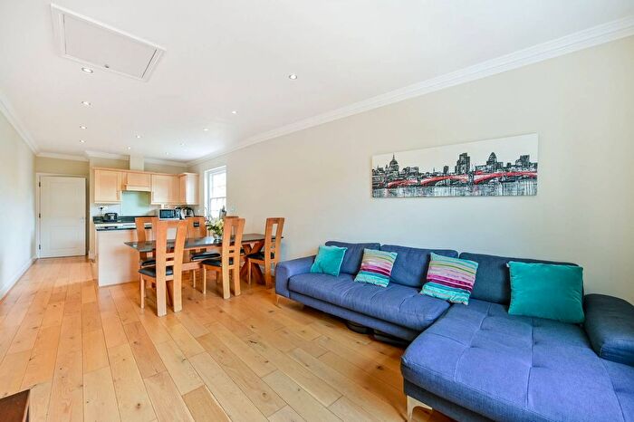 2 Bedroom Flat For Sale In Lower Square, Old Isleworth, TW7