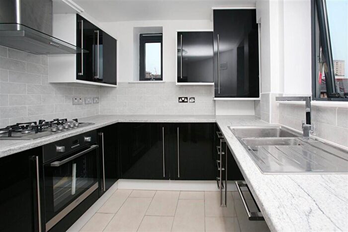 3 Bedroom Apartment To Rent In Jacob Mansions, Umberston Street, Whitechapel, London, E1