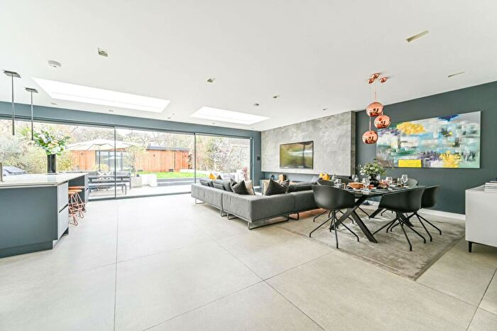 5 Bedroom Semi-Detached House To Rent In Kings Avenue, Balham, London, SW12