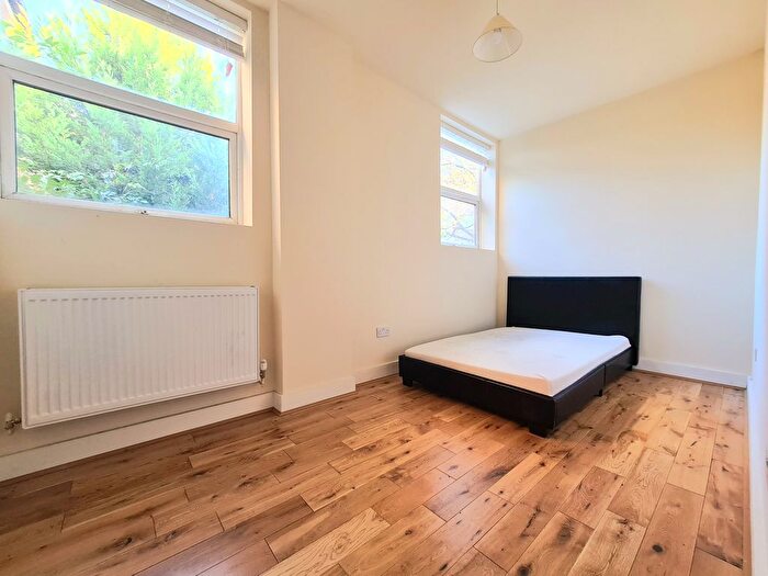 2 Bedroom Flat To Rent In A Hillreach, London, SE18