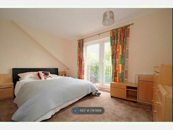 5 Bedroom Detached House To Rent In Engel Park, London, NW7