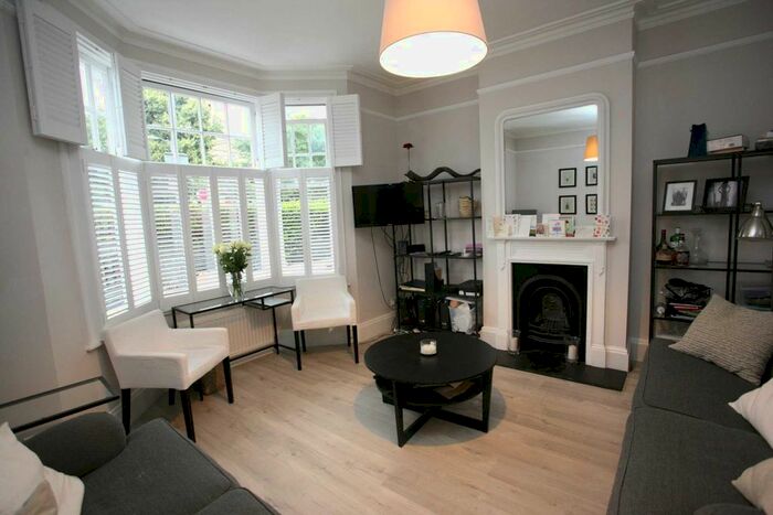 2 Bedroom Flat To Rent In St Annes Hill, Wandsworth, SW18