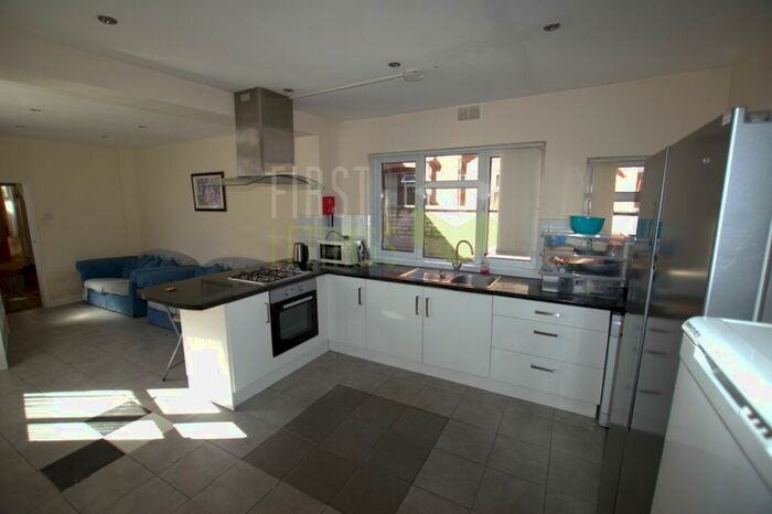 5 Bedroom End Of Terrace House To Rent In Howard Road, Clarendon Park, LE2