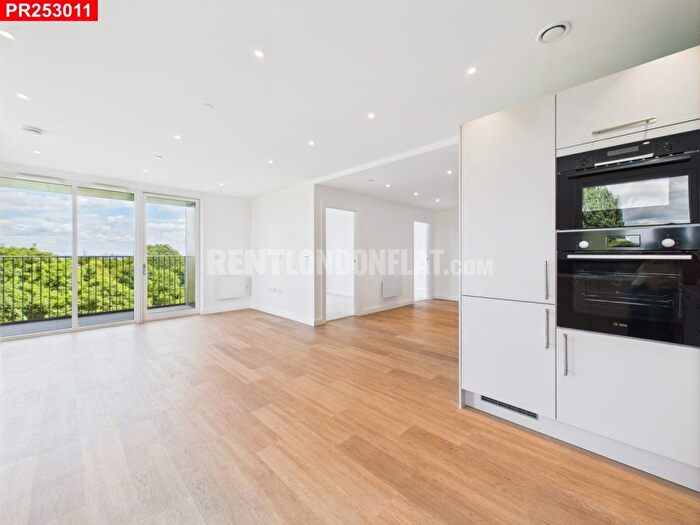 3 Bedroom Flat To Rent In Eden Grove, Staines, TW18