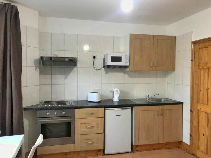 Studio To Rent In Talgarth Road, London, W14