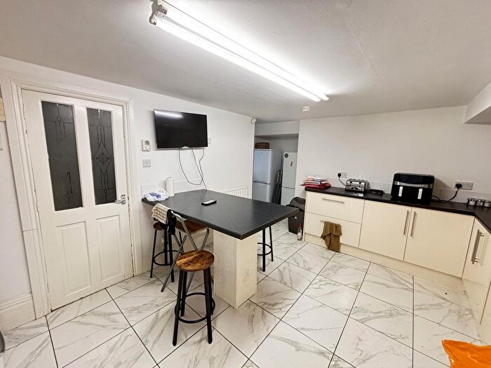 5 Bedroom Semi-Detached House To Rent In Walmsley Road, Leeds, LS6