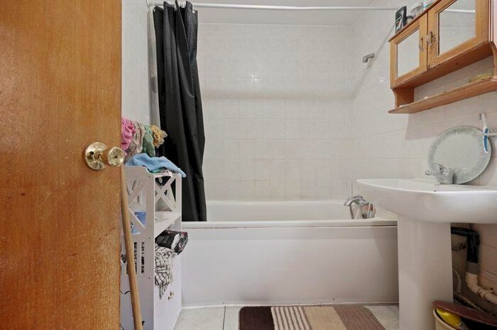 1 Bedroom Flat For Sale In Blenheim Road, Harrow, HA2