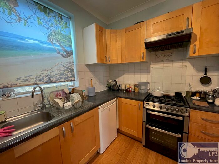 2 Bedroom Flat To Rent In Finborough Road, West Brompton, Earls Court, SW10