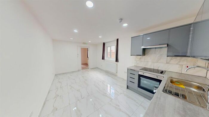 3 Bedroom Flat To Rent In Oaklands Road, Cricklewood, London, NW2