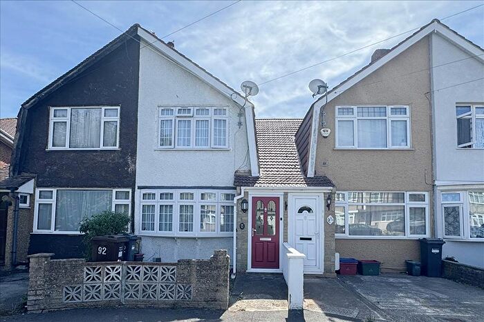 2 Bedroom Terraced House For Sale In Hereford Road, Feltham, Middlesex, TW13