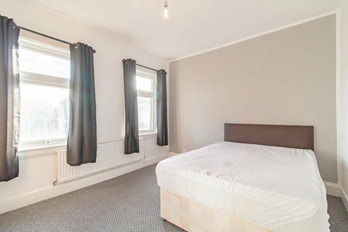 3 Bedroom Semi-Detached House To Rent In / Bedroom House- St Georges Road, Reading, RG30