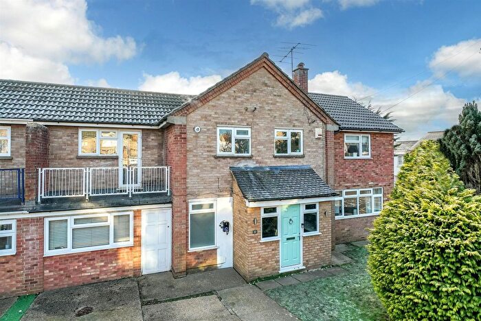 4 Bedroom Semi Detached House For Sale In Richardson Close, London Colney, St. Albans, AL2