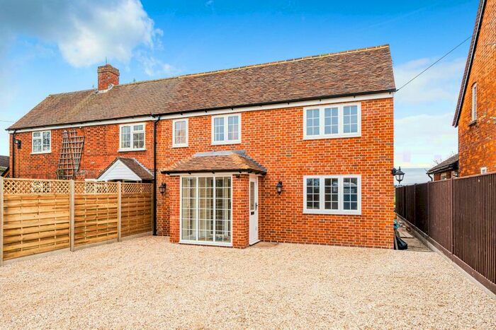 4 Bedroom Semi-Detached House To Rent In Trash Green, Burghfield, RG30