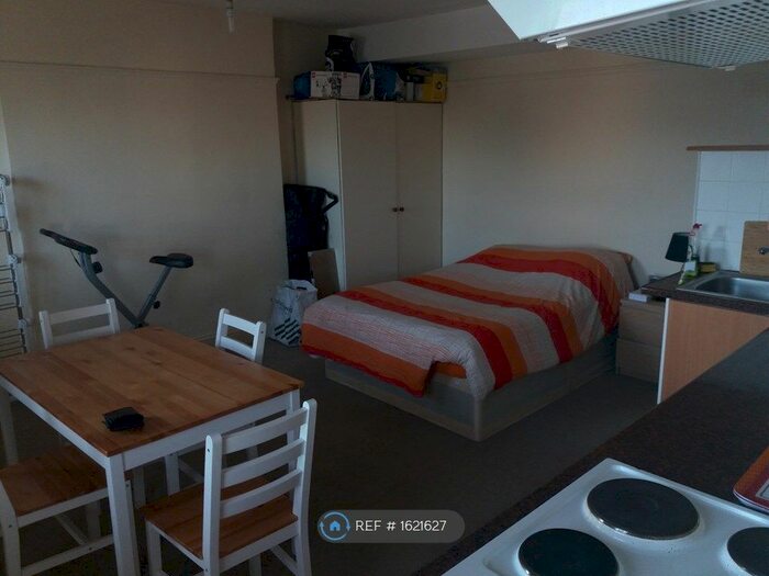 Studio To Rent In Shepherds Bush, London, W12