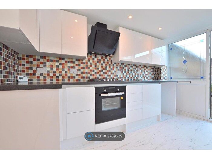 3 Bedroom Flat To Rent In Croydon Road, Reigate, RH2