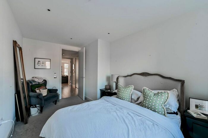 2 Bedroom Flat To Rent In Smithfield Square, Crouch End, London, N8