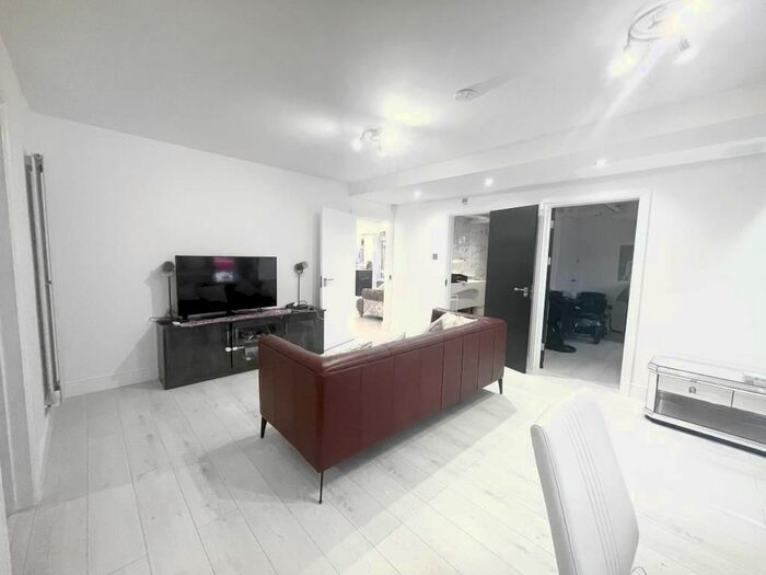 6 Bedroom Detached House To Rent In Reading Road, Winnersh RG41