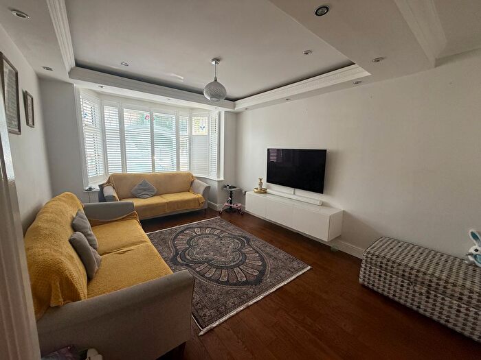 4 Bedroom Semi-Detached House To Rent In Grove Road, Chadwell Heath, RM6