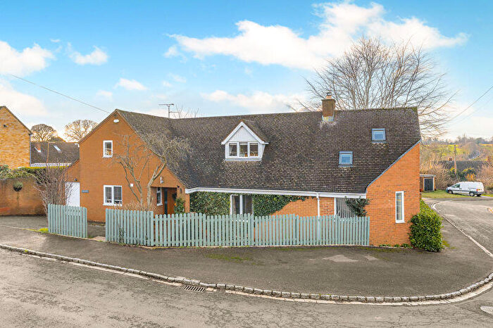 4 Bedroom Detached House For Sale In Metcalfe Close, Drayton. Approx Sq Ft., OX15