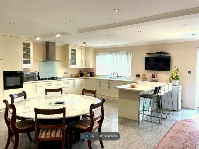 3 Bedroom Bungalow To Rent In Woodmere Avenue, Croydon, CR0