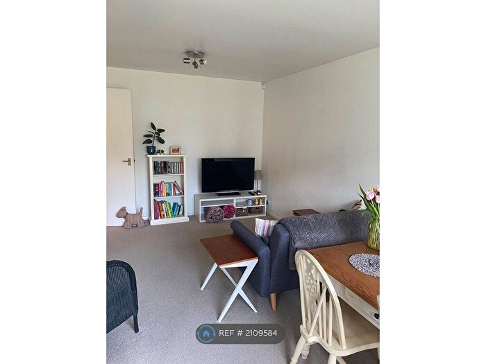 2 Bedroom Flat To Rent In Peartree Avenue, London, SW17