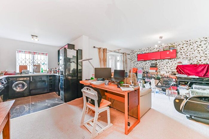 2 Bedroom Flat To Rent In Grove Road, Sutton, SM1