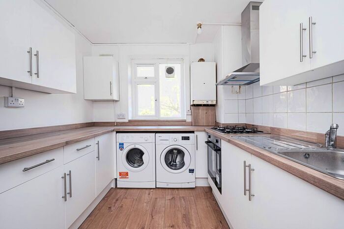 2 Bedroom Flat To Rent In Amhurst Road, Hackney, London, E8