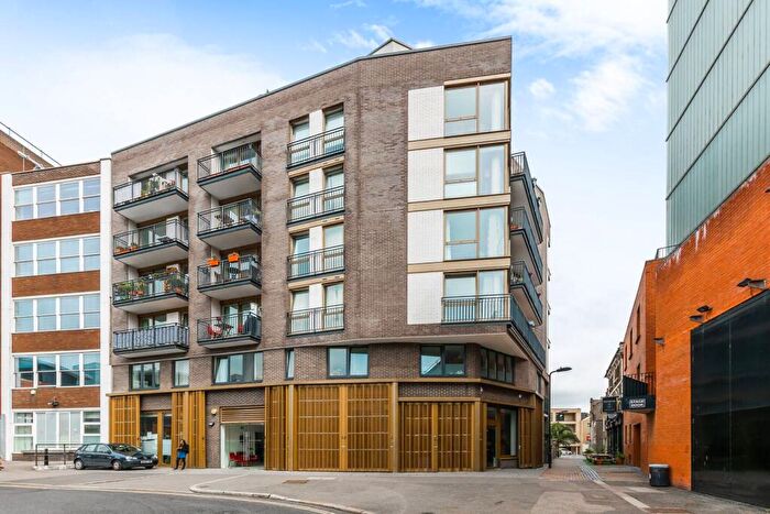 2 Bedroom Flat To Rent In Sylvester Path, Hackney, London, E8