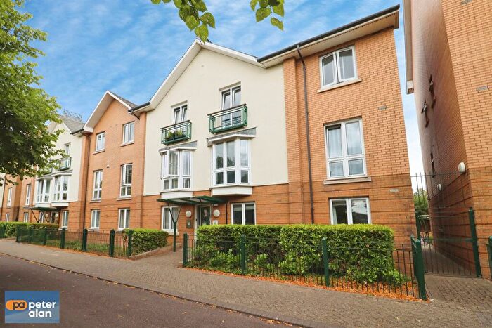 2 Bedroom Flat For Sale In Vellacott Close, Cardiff, CF10