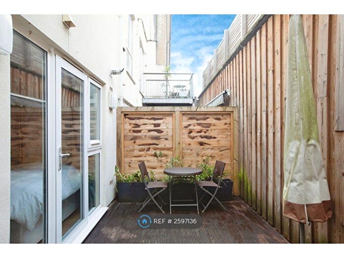 3 Bedroom Flat To Rent In Trinity Mews, London, E1