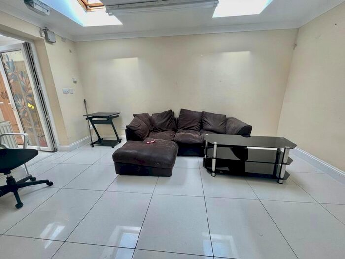 2 Bedroom Flat To Rent In Flat A North Road, Southall, UB1