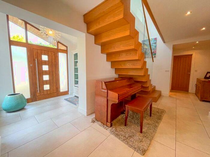 5 Bedroom Detached House For Sale In Churchill Close, Streatley, LU3