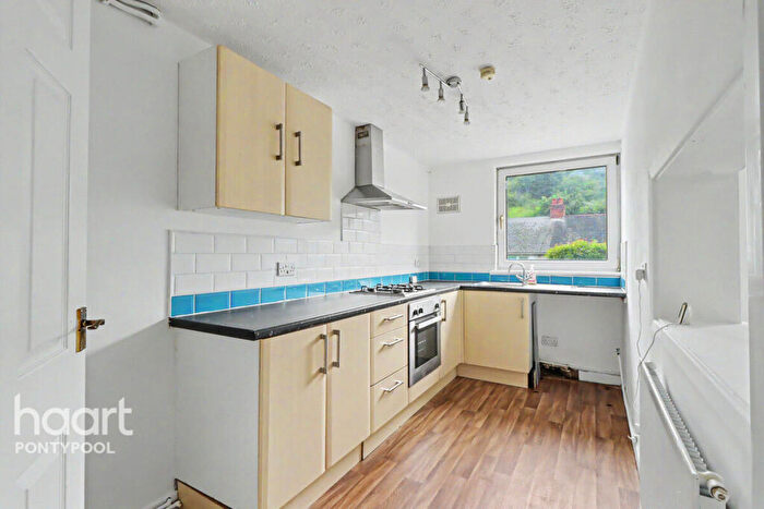 3 Bedroom Flat For Sale In Viaduct Court, Pontypool, NP4