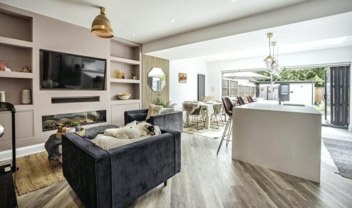 3 Bedroom Semi Detached House For Sale In Dennis Road, Gravesend, DA11