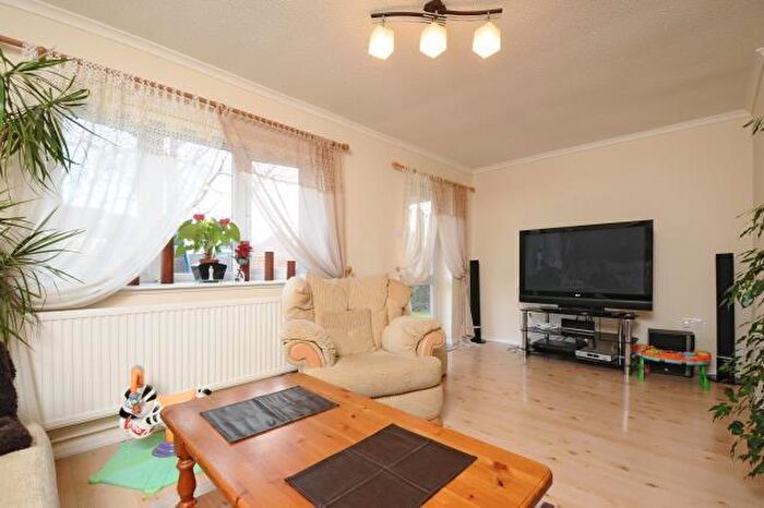 3 Bedroom Semi-Detached House To Rent In Rochford Gardens, Bicester, OX26