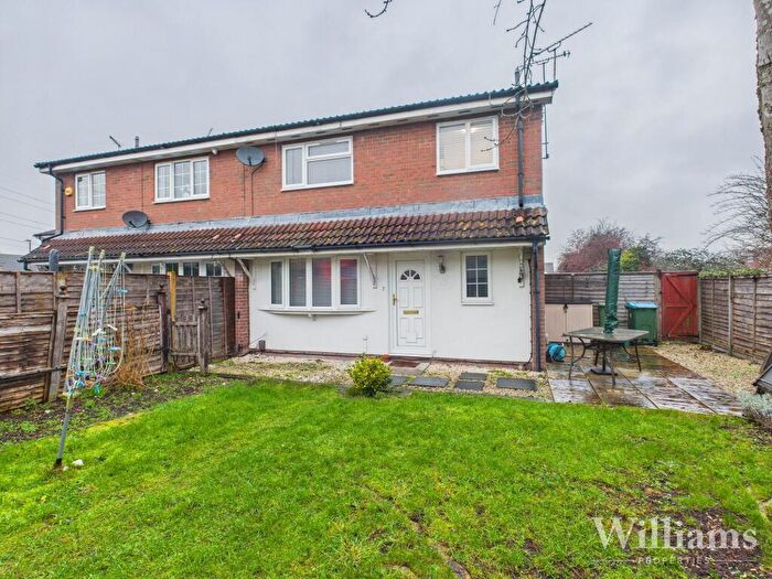 2 Bedroom Cluster House For Sale In Lupin Court, Aylesbury, HP21